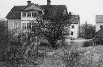 Drottninggatan 32 sett från öster baksidan, ägare tidigare cykelreparatören Gottfrid Danielsson, sedan sonen Sven Danielsson. Såld till Vimmerby stad, kvarteret Granen 3 ,Virstad. 