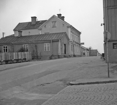 Stångågatan
- VIVO affär -

Borgstrands gård. Gottfrid Peterssons affär övertogs av sonen, revs 1970. 

Dok.110404/KG

