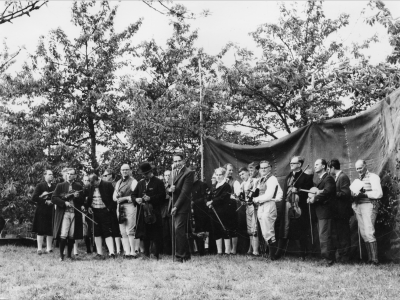 Spelmansstämma i Gullringen.                        Från vänster. 1.  Bengt Carlsson Norrköpig, ordförande i Östergötlands spelmansförbund Offsettryckare,  2. Erling Rydell Bodafors, v. ordförande i Smålands spelmansförbund. Boktryckare,  3. Tage Johansson Huskvarna,  4,?  5. Sven Carlström Ankarsrum Inköpschef,  6. Gösta Klemming Sävsjö, ordförande i Smålands spelmansförbund Fabriksägare,  7. Thorvald Eriksson Vimmerby, kassör i Smålands spelmansförbund Bibliotekarie,   8. Carl-Erik Svensson, Kåreda  Ordförande i Södra Vi hembygdsföreningen, Landstingsman,  9. Fingal Nilsson  Vallnäs,  10. Ernst Yngve Getå,  11. Bror Hultgren Ljusfallshammar  12,?  13.Göte Krondahl Traryd,  14. Gunnar Lindberg Överum,  15. Henry Halén Vimmerby, sekreterare i Smålands spel mansförund. Tillfällig rektor vid Folkhögskolan i Vimmerby,  16, ? 17, ?           18. Bertil Bengtsson Lidhult , v. sekreterare i Smålands spelmansförb.                                             