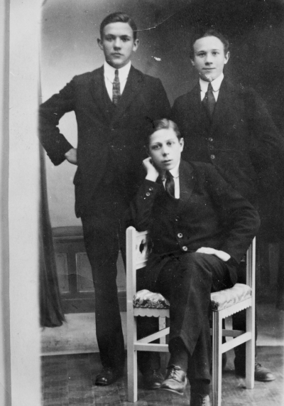 Ett minne från hembygden Sven V. Nyström.  Från vänster. 1. Nisse Perfekt, utställningskommisarie 2. Arne Sköldborg, bilförsäljare 3. Sven Nyström.   