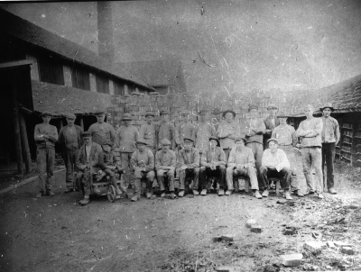 Vimmerby  Tegebruk, stående från vänster  Erik Samuelsson ( Kalle ),   Karl Samuelsson, Kantas Andersson, ?, Erik Ekström, ?, Erik Olsson, ?, Erik Adolfsson, ?, Alvar Lagerström, Ernst Ekström, Kalle Olsson, ?, sittande från vänster Lars Hellman, John Samuelsson, Kalle Holm, Ekström (skräddare), ?, ?, Samuel Samuelsson, och Axel Lang. 3. Lars Hellman  4. David i Aspelund  5. Kanstans Andersson  6 John Samuelsson  7  8 Erik Ekström  9  10 Erik Ohlsson  11 Kalle Kolm  12 Ekström ( skräddare ).  