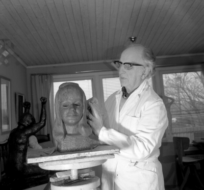 Bengt O Hennius

Dok.110615/KG

Bengt-Olof Hennius, distriktsåklagare,  tidigare bosatt i Hultsfred sedan i Vimmerby.  
Skulpturen till vänster heter " Vanmakt " modell och uppgiftslämnare Gerhard Sandell Sjundhult Vimmerby   