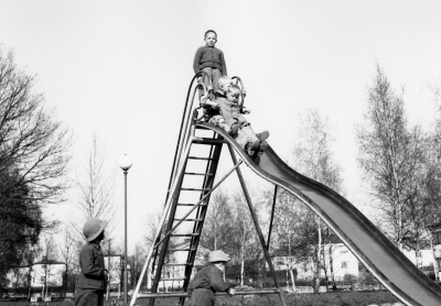 Lekande barn i Kungsparken

Dok.100531/KG