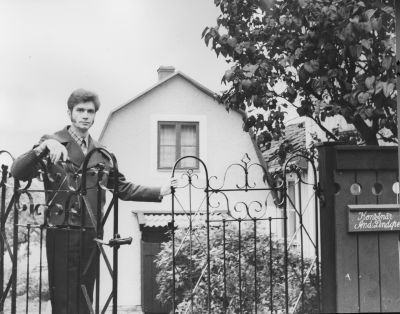 Anders Lindgren. Vimmerby Bibliotek
Vid sin bostad Stångågatan 8
