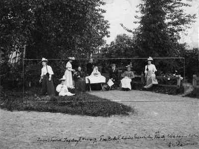 Från vänster: 1. Fröken Ingrid Forsell  2. Ingeborg F.T.  3. Hedvig Forsell  4. Fru Beda Forsell  5. Fru Lovisa Fagerholm  6. Veterinär Forsell  7. Fröken  Elsa Fagerholm, gift med skogsförare] Holmström, Dalajärna.  8. Erika Forsell. Bakom tjänsteflickan.    Gåva av Hedvig Forsell.          