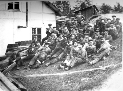 Gjuteriarbetare  Storebro år 1914  

1  2  3 Elof Gräns, Svarvare 4  5 Strid 6 Erik Bulov, Gjutare 7  8  9 John Backman 10  11  12 Emil Andersson, Borrare 13  14 Sven Johansson 15 Per Hellberg, Målare 16  17 Tage Köler, Gjutare 18 G.V. Sundström, Filare 19 Jakob Vredberg, Motorprovare 20 Ernst Johansson, Fräsare 21 Gustav Jakobsson, Hyvlare 22 Arvid Nilsson, Arborrare 23 Erik Fjellander, Svarvare 24 Erik Hellberg, Målare 25 Harry Gustavsson, Hyvlare 26 Ossian Åberg, Svarvare 27 Martin Pettersson, Svarvare 28 Karl Karlsson, Gjuteriarb. 29 Dalström, Svarvare 30 Johan Svensson, Reperatör 31 Ernst Åberg, Svarvare 32 Melker Johansson, Filare 33  34  35 Sture Lundström, Svarvare 36  37  38 Tore Hellqvist, Filare 39 Oskar Hjort,   Okänd