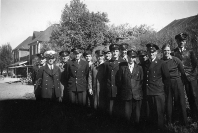 Allan Jonssons egen dokumentation: " Stins Lüning med personal vid Vimmerby järnvägsstation."