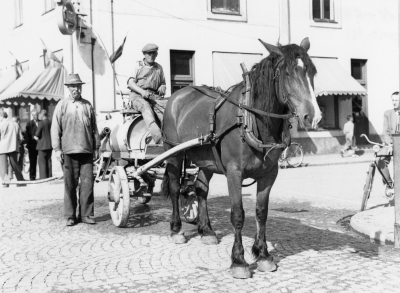 Hästdragen vattentunna. Axel Hörberg " Kruse " står bredvid vagnen