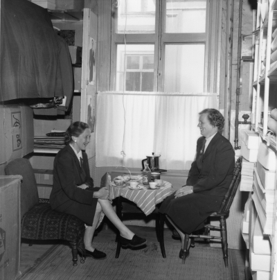 Carl Johanssons klädaffär 
Kafferast för personal. Tv Silvan ?, t h: Fru Lisa Karlsson gift med Karl Karlsson direktör och delägare.

Dok.100602/KG