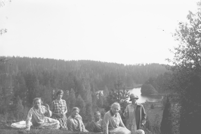 Sällskap sittande vid utsiktsplats Utflykt till Grönkullen. 1 Erika Forsell, 2 Elsa Blomberg, 3 Göta Tisell, 4 Gertrud Fröberg, 5 Signe Petri, 6 Ingrid Forsell år 1927.