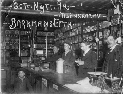 Handl. Henry Törnqvist i f.d. Barkmans affär vid torget. Från vänster 1. Nils Holm,(sedan hotellvaktmästare, död i Stockholm). 2. Henry Törnqvist. 3.  Axel Karlsson  (Sveaborg)  4. Rundqvist. 5. Jansson, (svåger till Henry Törnqvist.)  "Klipp i sken" Torsten Johansson var expedit hos Thörnqvist. 