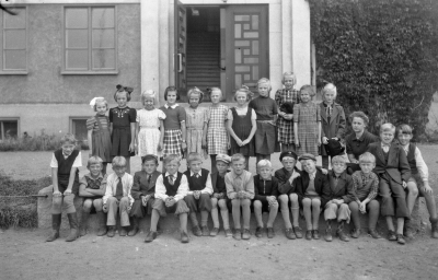 Skolklass födda 1932, fröken Astrid Ekman gift med lärare Axel Hillert



Dok.070906/RS