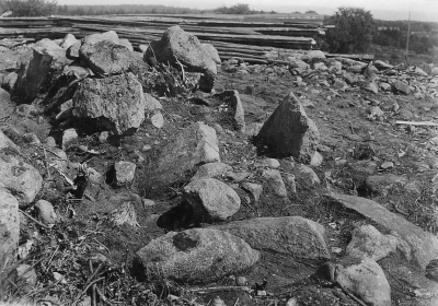 Forngravarne 
Hällkistans västra sida frilagd, sedd från sydväst.
Den 10/6 1931 