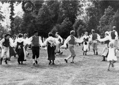 Midsommarafton i Gästgivarhagen.  Från vänster 1. Sivert Lagerström Storebro,  2. Rolf Eriksson , dansledare Vimmerby,  3. Urban Gunnarts Lönneberga,  4. Gun Andersson Vimmerby   5. Ingvar Nilsson Lönneberga,  6. Per Allan Karlsson Södra Vi, 7. Ann- Britt Henningsson Figeholm, 8. Sven- Olof Andersson Storebro,  9. Tycko Karlsson Södra Vi,  10. Margit Larsson Mariannelund,  11. Bo Thorsell, Lillerum, Tuna  12. Gun-Britt Lagerström Storebro,  13. Helge Karlsson Vimmerby,  14. Verita Eriksson Vimmerby.      
