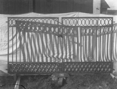 Gårdsgrind i järnsmide 
troligen smeden  Nilsson Vimmerby


