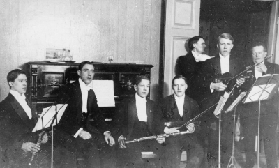 Från vänster 1. Tedde Främberg kakelungsmakare sedan elektriker, Vimmerby,  2. Teodor Gustavsson snickare , Vimmerby, 3. Oskar Malmberg snickare,
4. Karl Kihlström, 5. Rickard Olsson handlare ( sedan Hultsfred ), 6. Ragnar Holmdal. Bröllop i Kisa 24/2 1919.    