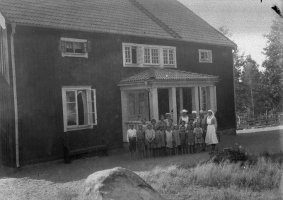 Gruppbild vid barnhemmet vid Krön.
"Meddelande
På förekommen anledning får jag härmed bedja de lantbrukare, som på hösten 1927 skänkte en del timmerstockar för uppförande av barnhemsbyggnaden i Vennebjörke, vända sig till mig före den 15 april för utfående av den ersättning, vartill de kunna anse sig vara berättigade. Då jag ej vet om barnhemmets verksamhet kommer att fortsätta efter detta års utgång, vill jag hava klarhet i denna sak. Vimmerby den 21 mars 1940. Mimmi Ingeström"
Vimmerby Tidning 20/3 1940



Dok.080221/RS