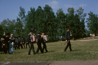 Gästande folkdanslag musikanter 

090506/KG