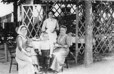 Från  vänster  1. Maria Rundqvist ( gift Dahl. )  2. Elsa Bergren  3. Valter Bergren född 1908.  4. Nancy Dahl  5. Hulda Lindeborg, Ormaryd.   1910- 1920 ?      Okänd