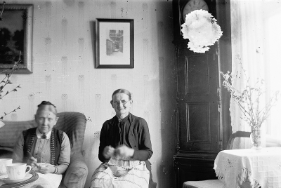 Från vänster: Beda Forsell, Fina Berg som var jungfru hos Forsells i sin ungdom. Hon kokade polkagrisar när jag var liten, minns Elsa Blomberg.
Fotot är från Storgatan 5