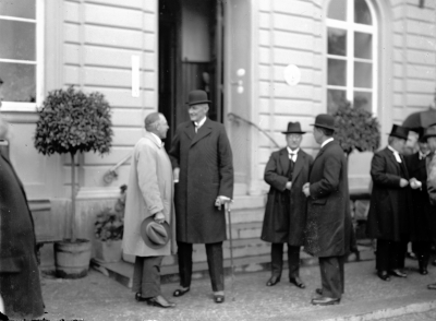 Stadshotellet Vimmerby

Dok.070817/RS

Fr. v. Apotekare Ydén. Prins Carl, Landshövding och Kammarherre Stjernstedt, Kyrkoherde Nyberg Vimmerby 1930   Röda korset.

