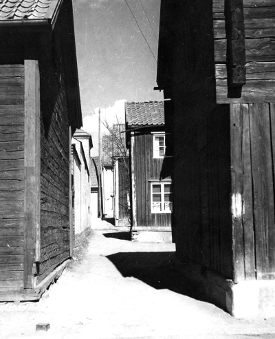 Bälterska Gården sedd från Stångågatan. Uppförd tidigt 1700-tal. På andra våningen hade Gunhild Peterson, syateljé. Hon lärde också upp klänningssömmerskor. Vera Liljeblad arbetade där en tid.
Brandgatan mellan Stångågatan och Storgatan. 