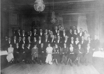 Vimmerby manskörs 10-års jubileum. 1. Nils Lindberg, musikdirektör  2. Willy Karlsson, snickare  3. Erik Lindgren, brevbärare  4. Robert Hammarlund, murare  5. Ture Grönkvist, frisör  6. Zante Hansson, Lantbrukare, Grägarp  7. Sven Eriksson, snickare  8. Folke Haller, träskulptör  9. Tage Nyberg, massör  10. Karl Norman, föreståndare  11. Erik Westerberg, kontorist  12. Gösta Ericson, radioteckniker  13. Helge Norman, rörmokare  14. Tage Köhler, verkmästare  15. Hardy Dahlin, elektriker  16. Tina Dahlin, fru  17. Timan, brevbärare  18. Timan, fru  19.  20. Erik Holm, bagare  21. Andersson, köpman  22. Einar Karlsson, skomakare  23. Charlie Ericson, redaktör  24. Enold Ekberg, redaktör  25. ? 26.  Gunnar Ericsson, Näs riksdagsman  27. Gunnar Söderberg, folkskollärare. Grägarp  28. Rickard Olsson, handlare  29. Karl Kihlström, Handlare  30. Thure Hammargren, urmakare  31.Thure Blom, lantbrukare  32. Ingrid Ilves, lärarinna  33. Algot Björk, folkskollärare  34. Hammarlund, fru  35. Teodor Gustavsson, snickare  36. Beda Svensson, Handlare  37. Ingrid Karlsson, fru 38. Helga Wretling, fru  39. Stina Ericsson - Hergin, fru 40. Gullan Eriksson, fru, Näs  41. Malla Söderberg, fru Grägarp  42. Ann-Mari Söderberg - Anmar, damfrisörska  43. Märta Olsson,  fru  44. Elin Kalsson, fru  45. May Westerberg, fru  46. Klerschen Dennerlain  47. Ingeborg Nilsson - Gustavsson, fru  48.  ?.   