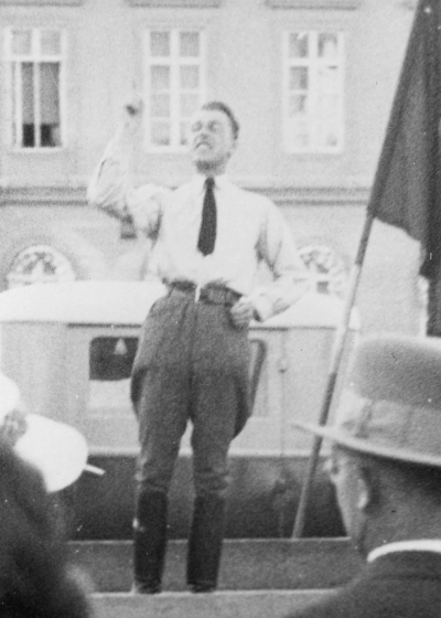 "Fürer" Lindholm,  Vimmerby.  

Nationaldemokraten Führer Sven-Olof (?) Lindholm talar utanför Stadshotellet år ? Obs! han tappar byxorna!