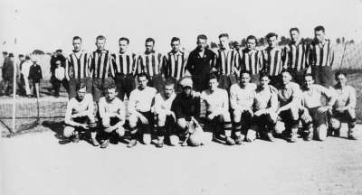  Första raden fr. v. .1.  Gunnar Andersson, Träarbetare  2. Karl Larsson Speceribiträde  3. Fritz Karlsson Typograf  4. Gustav Ossovicki, Plattläggare  5. Linne Fasth, Träarbetare  6. Knut Karlsson, Chakuterist  7. Sture Beijer, Svarvare  8.  Arne Stackeryd Barberare  9. Gunnar Dervinger, ( Handl. Sthlm )  10. Helge Fransson, Frisör  11. Johansson, Trädgårdsmästare          