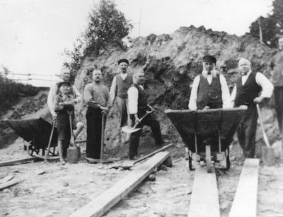 " Lustigkulle " schaktas bort när Hantverkshuset byggdes.  Från vänster 1 Anders Ekberg Glasmästare son till  2 Claes Ekberg Skräddare.  3 Albert Borgstrand Skomakare  4 Emil Andersson Snickare  5 Viktor Ringholm  6 Ernst Österman Garvare  7 Thure Hammargren Urmakare  8 Axel Almér, ( i kanten, enligt ett bubbligt kort ).      .