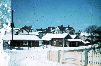 Gatubild 
Kampgatan, lilla låga huset till höger är Stolpes stuga, till vänster om detta låg bl a köttbesiktningsbyrån och en period Bergs mjölkaffär (Uppgift PRO´s bildcirkel)