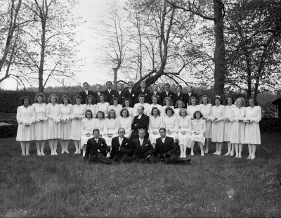 Från vänster övre raden:  1. Åke Bergvall  2. ? 3. Göran Larsson ,Bergtomta 4.Stig Svensson ,Gåsefall 5.Karl-Arne Holm, Grönhagen  6.Sven-Olof  Andersson, Grönlid  7.Allan Norling, Gåsefall  8.Torsten Hven, Tjustlycke  9.Gunnar Karlsson, Strömsnäs 10.?
Andra raden från vänster:  11.Irene Oskarsson , Fjälster  12. Karin Karlsson, Juxtorp 13.Siv Gren Furuhill, Ishult  14.Britta Nilsson, Fnyrfall  15.Dagmar Johansson, Gåsefall  16.Barbro Henningsson, Odensvalehult 17.Linnea Karlsson, Ekeby  18.Sonja  Thörnfors, Gåsefall                
19. Edit Johansson, Träthult  20.Birgit Svensson, Byrum  21.Aina Larsson, Össebo  22.Karin Envall, Össebo  23.Birgit Johansson, Vibo  24.Margit Nilsson, Orremåla  25.?   26.Hedvig Thorsell, Smedserum   27.Gun-Britt  Karlsson, Sandmon  28.Maj-Britt Nilsson, Össebo 29.?
 Tredje raden från vänster:30.Maj-Britt  Almgren,Malmgrava  31. Anna-Lisa Magnusson  32.Irma Klingstedt, Össebo   33.May Lindell    34.Kyrkoherde Nils Hendersson  35.Barbro Lindeborg, Vånghult    36.Agnes Karlsson, Strekhult? 37.Ethel Hell, Vena
38.Marianne Nilsson   Sittande: 39.Karl Verner Karlsson  40. Kurt Andersson, Tuna st..  41.Lennart Gustavsson, Kristineberg   42.Kurt Melander, Spångenäs
Uppgiftslämnare: Birgit Andersson
Dok.090127/SJ