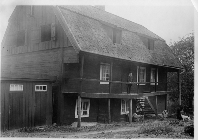 Axel Fagerholms garveri i Wimmerby 1926, Västra Tullen. Garvare Ernst Österman nuvarande ägare 1850- 1925 på loftgången. Flyttades till Skansen och invigdes 1934 eller 1936? 