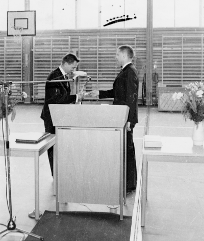 Olof Palme inviger Idrottshallen, till höger Rektor Stig Alemyr. 