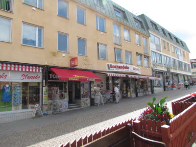 Butiker på östra sidan av torget. Stuneks, Bergs tobak, Bokhandeln och Hemtex