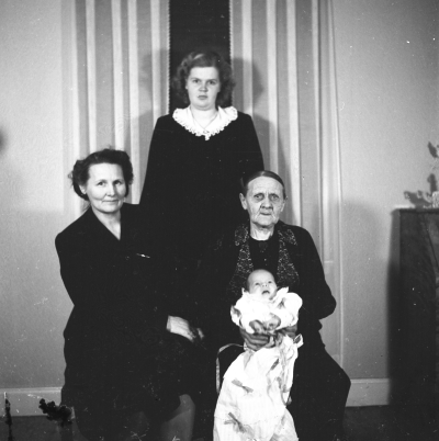 Yngve Karlssons familj, 4 generationer. Stående Anne-Marie Karlsson, sittande till vänster Mary Svensson (mamma till Anne-Marie). I knäet på mormors mor (okänt namn) Hans Karlsson.
Gerdsborg

Dok.110621/KG