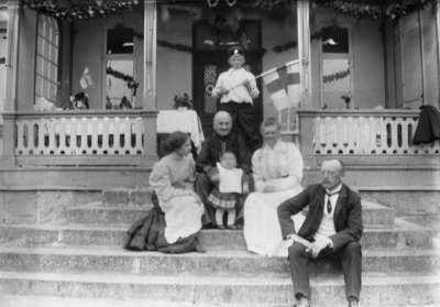 På trappan hos Halldén
Villa Mo