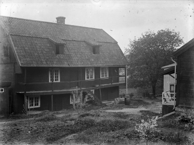 Östermans Garveri, uppfört omkring 1804 å  tomten Södra Kvarteret nummer 20.  Rörelsen drevs av:   Erik Fagerholm 1804-1826, hans änka Anna Brita 1826 - 1836,  Pehr Fagerholm1836 - 1865, hans änka Anna Lovisa 1865-1869       Axel Fagerholm 1869 - 1876, Robert Hedström 1876 - 1907, Ernst Österman 1907 - omkr.1925.  Skänkt till Skansen och uppfört där 1933 - 34. F.E. Norén.  