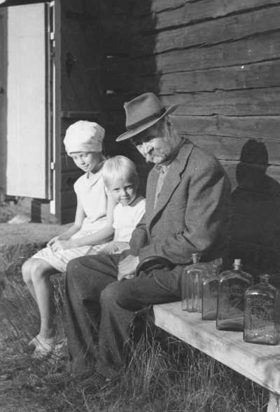 Emil Månsson Ådala, Norra Vi. Flaskorna gjorda i Wentzelholm.  