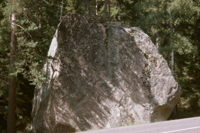 Natur
Stor sten belägen vid gamla Eksjövägen mellan Vimmerby - Pelarne

090511/KG