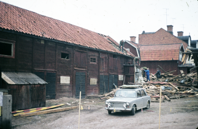 Kvarteret Grönsiskan under rivning 1970(?) (Felvänd bild)