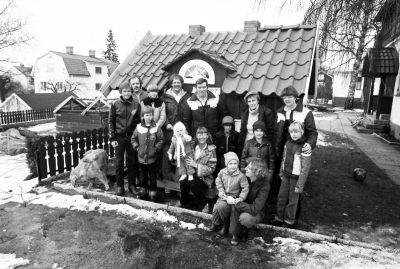 Sagobyn börjar byggas Sagobyn börjar byggas, här i förstadiet vid Rein Soowiks hus på Drottninggatan. Rein Soowik, Tommy Isacsson och Pelle Jalminger med sina respektive familjer samt Astrid Lindgren