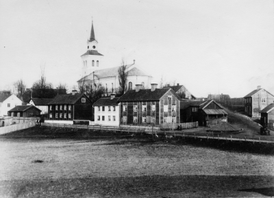 Storgatan - Kampbacken  1890-talet. Det stora huset rakt fram är Franssons. Harry Fransson hade skomakeri på gården. 
Det vita huset t.v. därom var Linderstens.