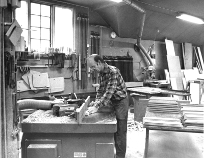 Bildtext: Tönnes Andresson, Spårfräsning av spegelram och stämning av regelverket.
Dokumentationsfotografering av tillverkningsprocessen på Snickargården.
Vårvintern 1988
Tillverkning av fransk pardörr.
Avbildade personer:
Tönnes Andersson
Bernth Ericsson
Lillan Ericsson
Alvar Andersson
Bildmaterialet användes senare till en skärmutställning om Snickargården som visades på Vimmerby Bibliotek