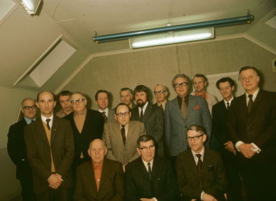 Vimmerby Arbetarkommun. 1 Kurt Johansson, automontör  2 Rune Hultqvist, folkhögskolelärare,( ordf. i Arbetarkommun) 3 Torbjörn Torpling, metallarbetare, ordf. i ABF  4 Torsten Svensson slöjdlärare  5 Olle Ström, chef för  Försäkringskassan  6 Inge Schultz, taxeringsintendent   7 Allan Nilsson, träindustriarbetare  8 Sune  Ankarberg,arbetsförmedlingen, tidigare murare  9 Sven Källström, järnvägsman  10 Nils Linderoth, elektriker   11 John Andersson, träindustriarbetare  12 Gösta Ottosson, metallarbetare  13 Björn Lindberg, Stadsdirektör  14 Gunnar Persson, chaufför  Pripps   15?,  16 Per Möller, mätningsman åt målarna. 
     
090406/KG