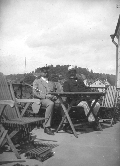 "Henriks Far på balkongen, Kisa"   Nordströms
