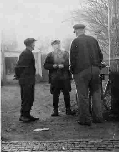 Från vänster 1. Oscar Karlsson "Stolpe"  2. Konrad Johansson, 3. Axel Karlsson, åkare. 