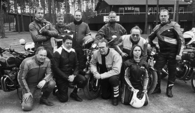 Motorcyklister samlade vid Vimmerby Motorsällskaps klubbstuga vid Gnagaredalen, Västra skogen.