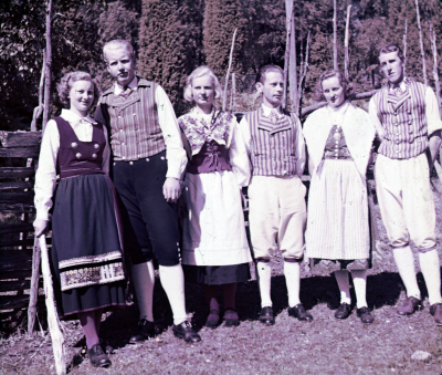 Folkdansare i folkdräkt 
Från vänster: 1. ? 2.? 3. Inga Britt Svensson 4. Gunnar Nilsson 5. ? 6. Paul Johansson

090518/KG
