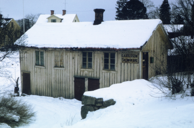 Karlsson på " fatets " skomakarverkstad Låg vid Norrtullsgatan/Rönnbärsgatan där Coop Konsum nu (2020)ligger